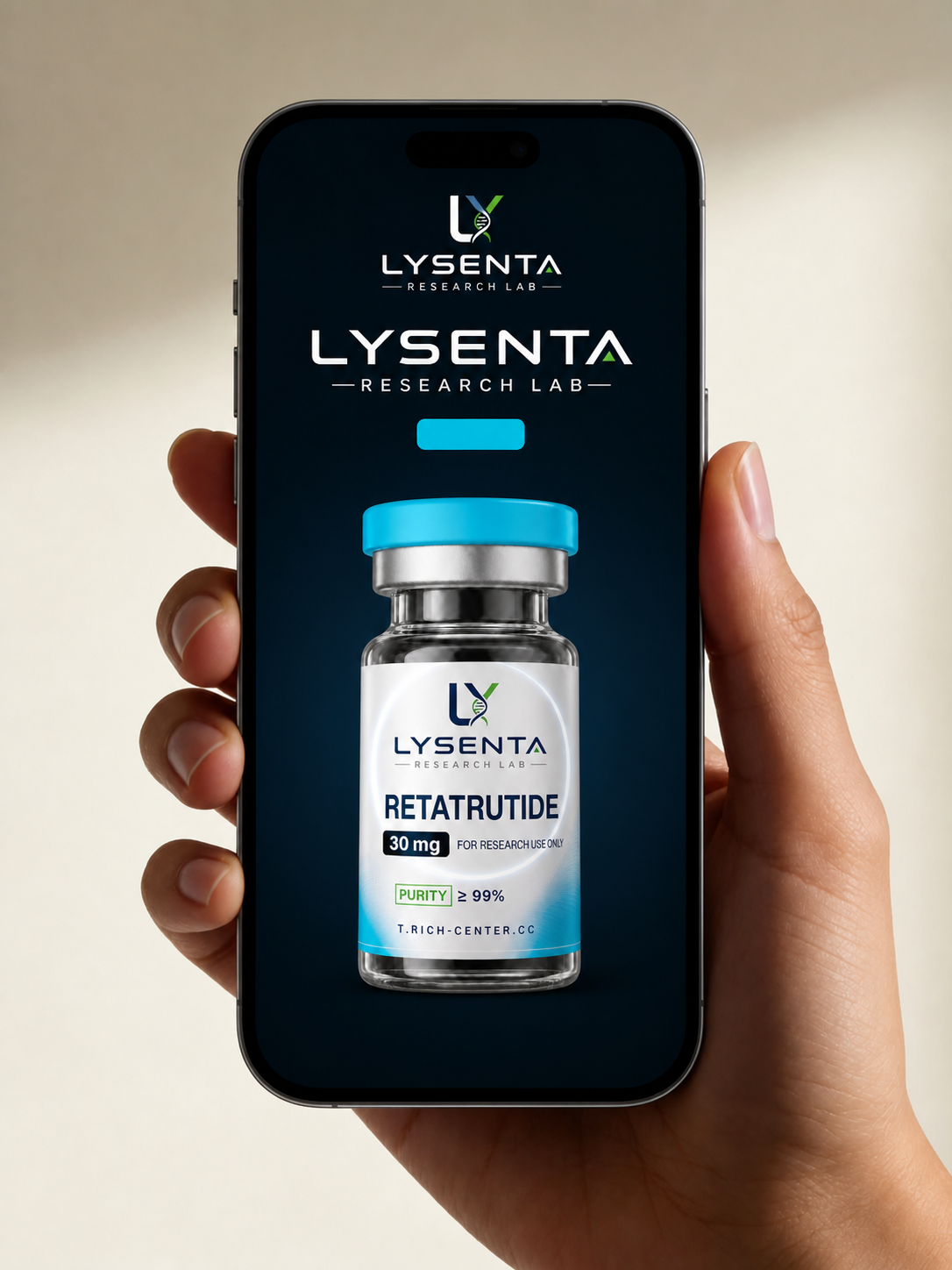 Hand met smartphone waarop de LYSENTA webshop zichtbaar is