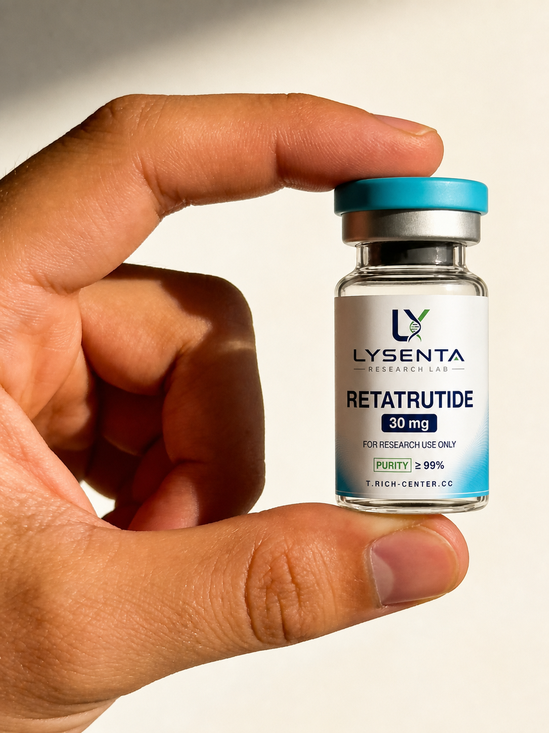 Hand die een LYSENTA Retatrutide vial vasthoudt