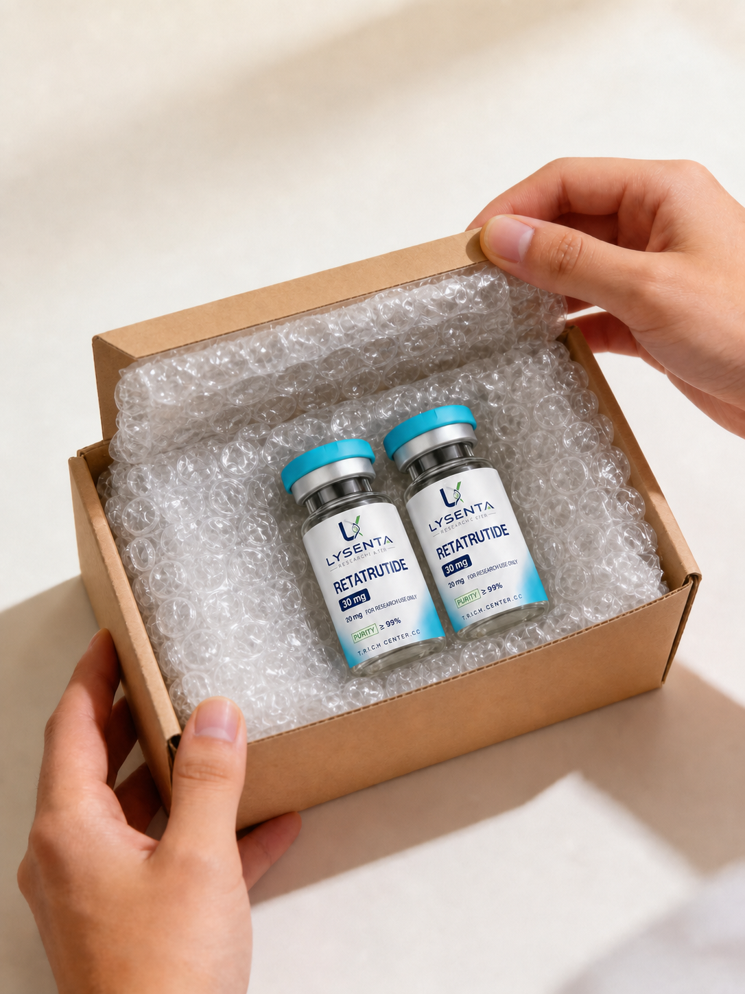 Geisoleerd koelpakket met gel packs en peptide vials